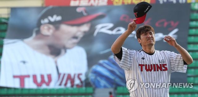 눈물 흘리는 LG 이동현