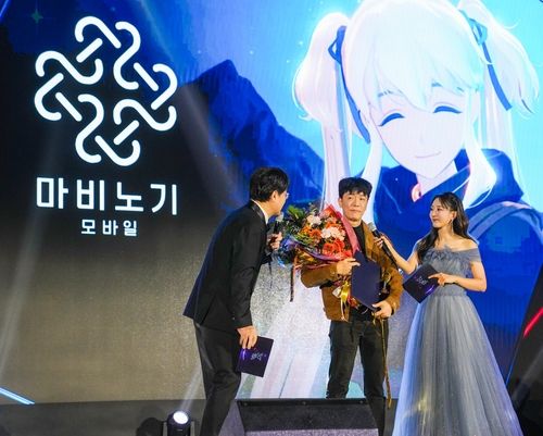 수상 소감 밝히는 김동건 데브캣 대표 겸 '마비노기 모바일' 디렉터