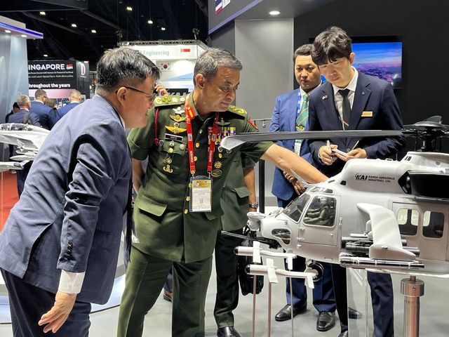 KAI 부스를 방문한 무하마드 하피주디엔 말레이시아 육군총장