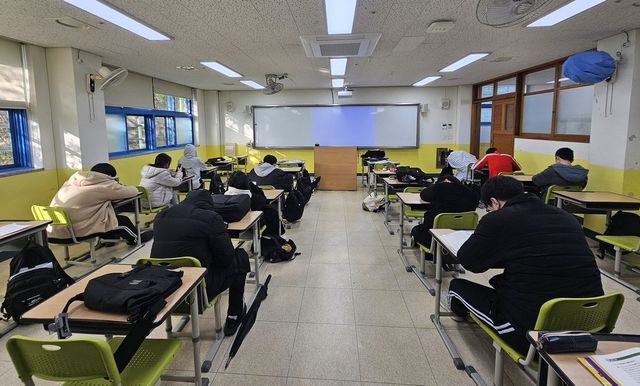 12일 오전 9시께 서울 은평구 은평고등학교에서 학생들이 수험표 배부를 기다리는 모습.[촬영 김동한 수습기자]