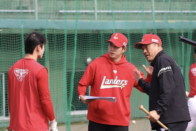 SSG 유망주 캠프에 초빙된 야마사키 다케시 인스트럭터