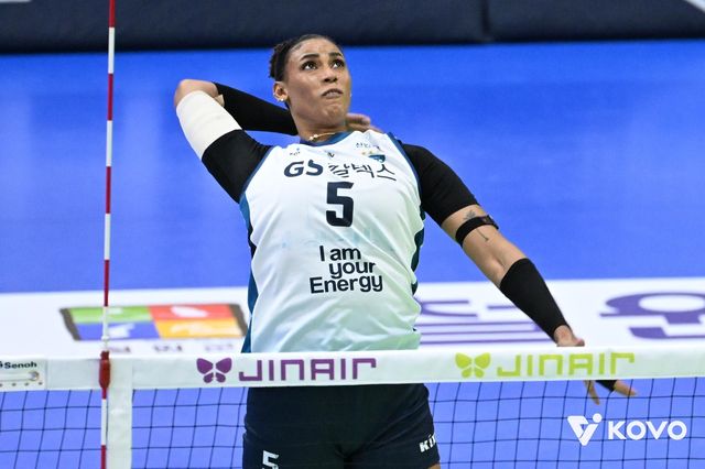 공격하는 GS칼텍스의 실바