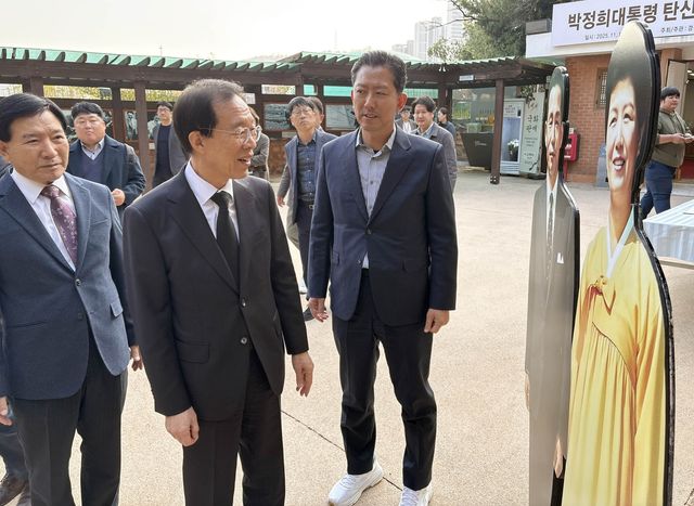 이석연 통합위원장, 박정희 생가 방문