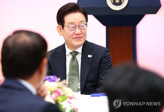 발언 듣는 이재명 대통령