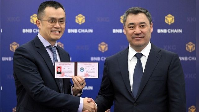 가상화폐거래소 바이낸스 창업자 자오창펑(왼쪽)과 자파로프 키르기스스탄 대통령