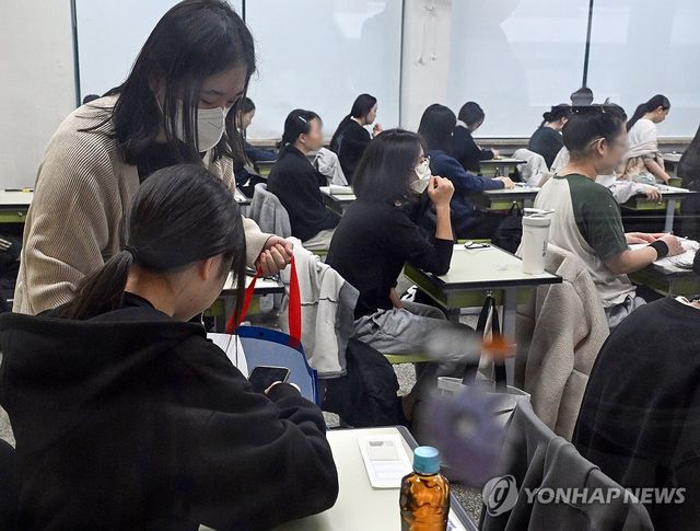 휴대전화 제출하는 수험생들