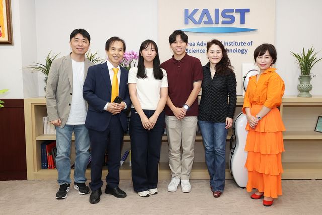 KAIST 초빙특임교수로 임용된 장한나(사진 오른쪽 두 번째) 지휘자
