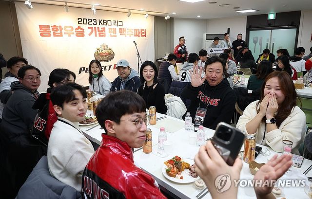 통합우승 기념 맥주파티 연 LG 차명석 단장