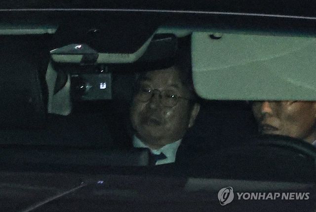 퇴근하는 노만석 검찰총장 대행