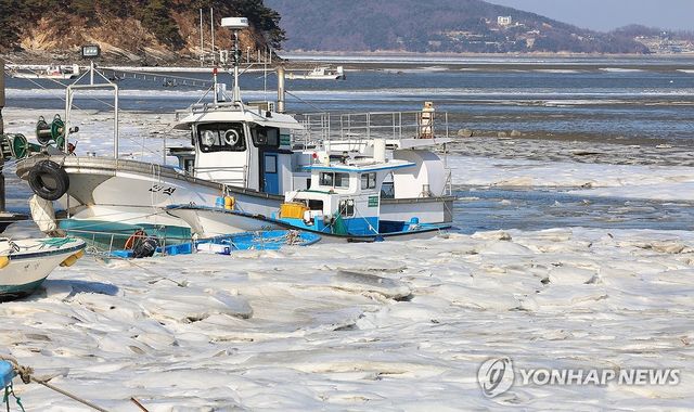 얼음에 갇힌 어선들