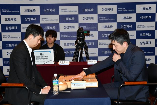 김지석(오른쪽) 9단이 강동윤 9단을 따돌리고 11년 만에 삼성화재배 4강에 진출