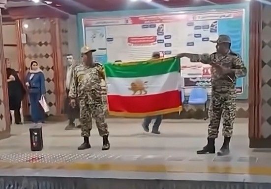 이란서 '팔레비 왕정 국기' 펼친 남성 2명 체포