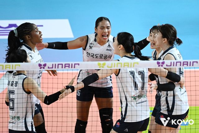 득점 후 기뻐하는 한국도로공사 선수들