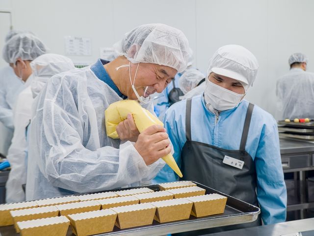 희망별숲에서 쿠키 만들기 봉사활동을 하는 전영현 삼성전자 대표이사