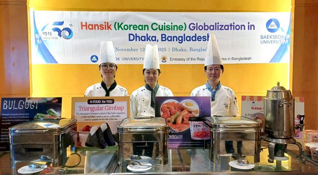 한식 소개하는 학생들과 교수