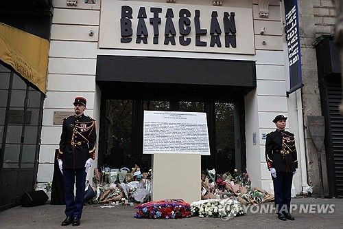 바타클랑 극장 앞 추모식