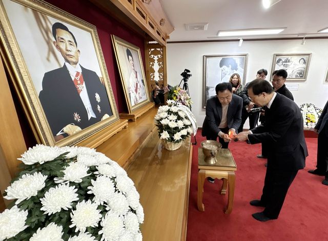 이석연 통합위원장, 박정희 생가 방문