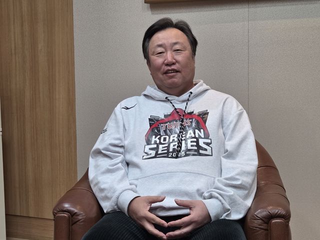 인터뷰하는 차명석 LG 단장