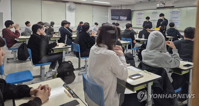 수능 시험장 입실한 수험생들