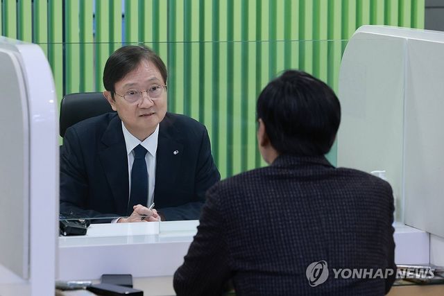 금융 민원인 상담하는 이찬진 금감원장