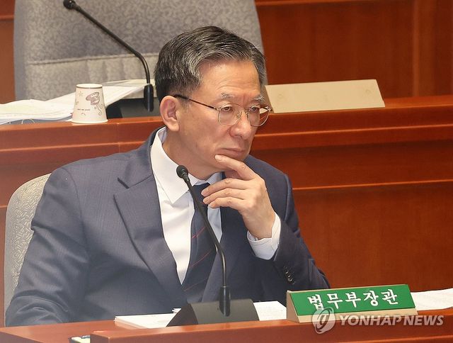 생각에 잠긴 정성호 법무부 장관