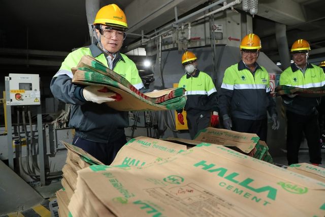 강릉 한라시멘트 방문한 김진태 강원도지사