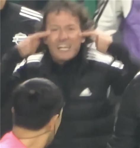 손가락으로 눈 가리키는 타노스 코치