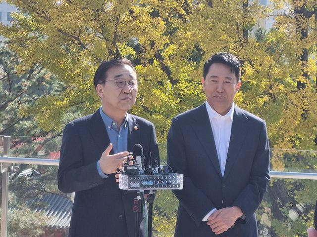 13일 서울시청 인근에서 오찬 회동 후 취재진에 질의응답하는 김윤덕 국토교통부 장관(왼쪽)과 오세훈 서울시장. [촬영 임기창]