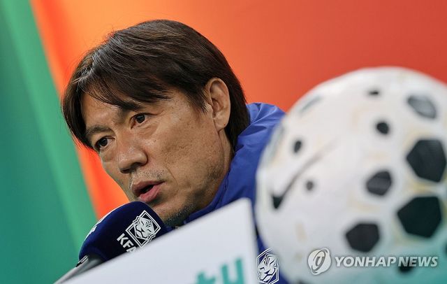 기자회견 참석한 홍명보 감독