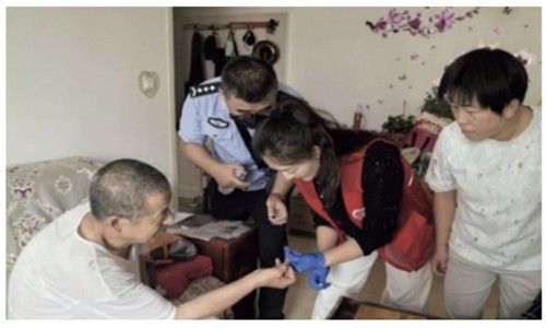 혈액을 채취하는 중국 공안