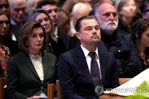 故구달 박사 영결식에 참석한 펠로시 전 하원의장(좌)과 디캐프리오