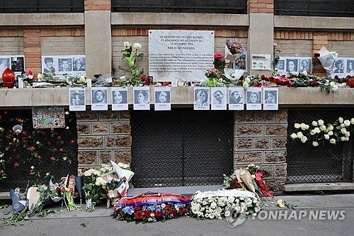 희생자들 사진으로 덮인 파리 11구의 한 테러 장소