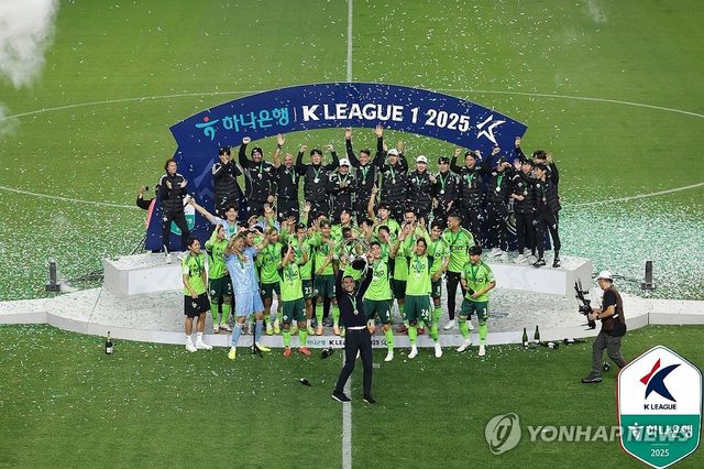 우승컵 든 거스 포옛 감독