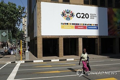 13일(현지시간) 남아공 요하네스버그 시내 G20 광고판