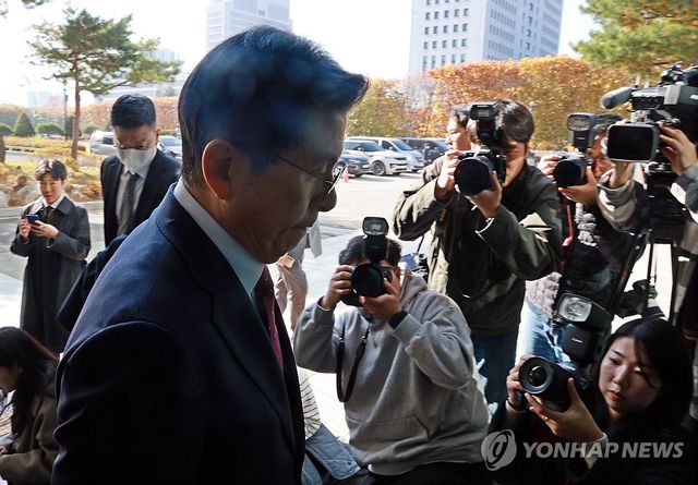 특검 사무실 향하는 황교안 전 국무총리