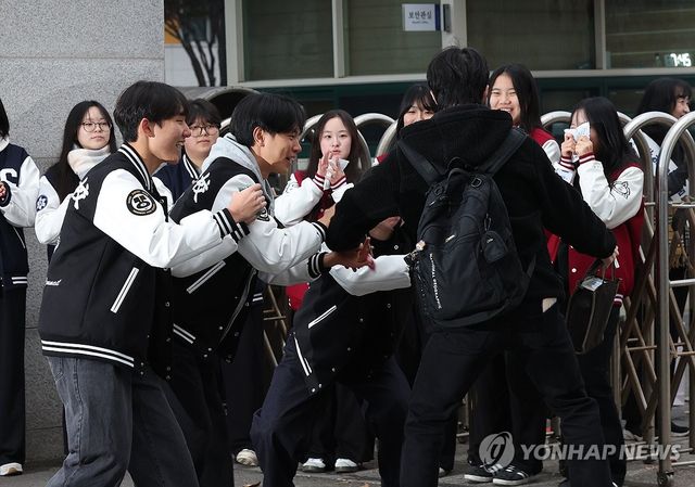 후배들 응원 받으며 수능 시험장으로