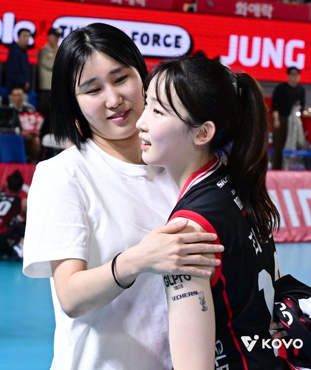 최서현 격려하는 정관장의 세터 염혜선(왼쪽)