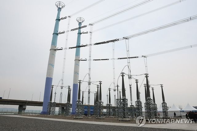 북당진∼신탕정(아산) 345㎸ 송전선로 중 충남 당진시 송악읍 인근 해상철탑에서 열렸다. [연합뉴스 자료사진]