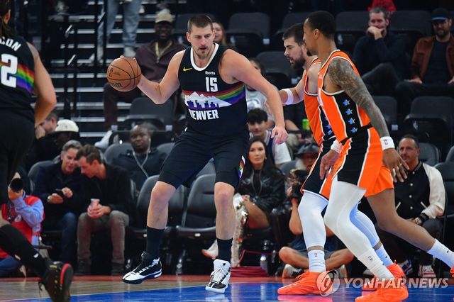 공을 잡은 요키치