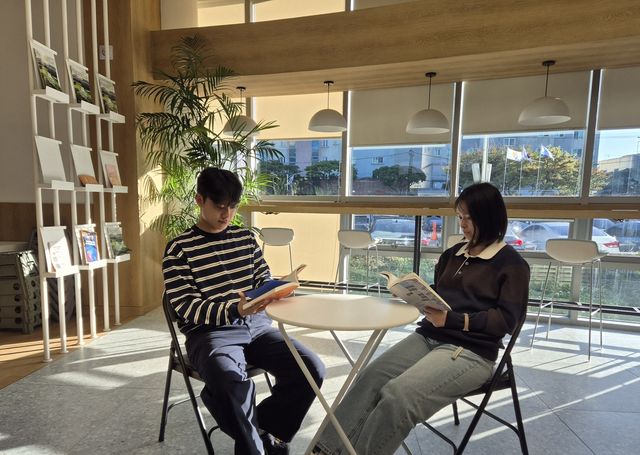 독서 프로그램에 참여 중인 제주관광공사 직원들