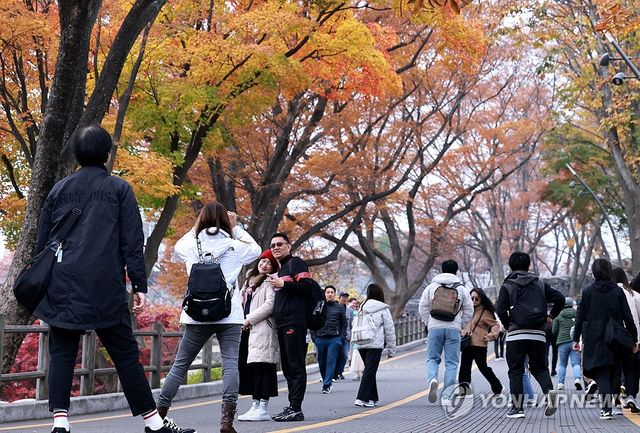 가을 남산 정취 즐기는 관광객들