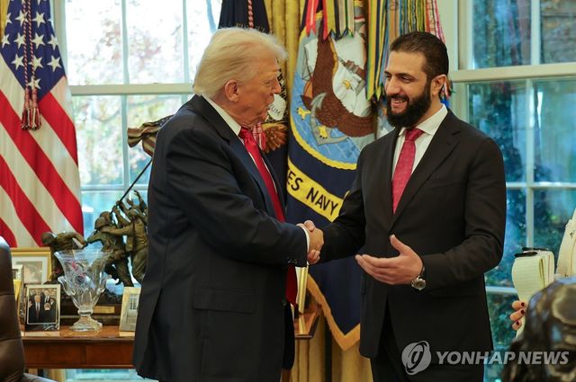 백악관 집무실서 회동한 트럼프 미국 대통령과 알샤라 시리아 임시 대통령