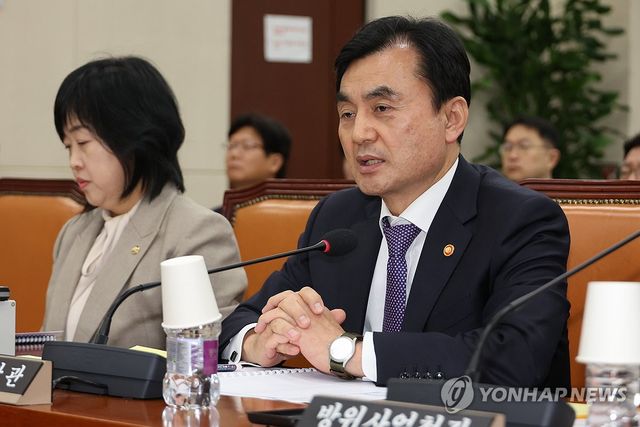 답변하는 안규백 국방장관