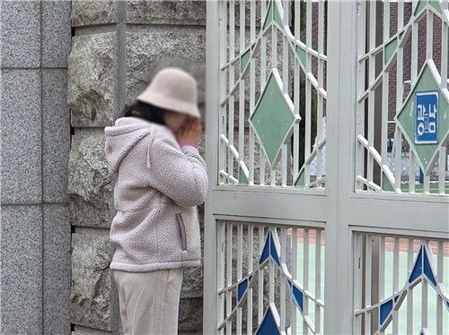 시험장 앞에서 기도하는 어머니