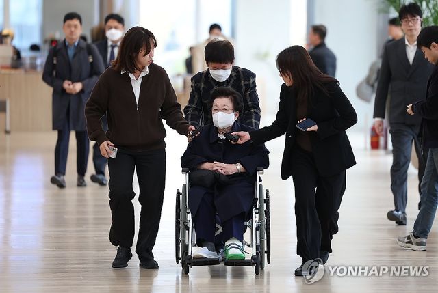 휠체어 타고 특검 재출석한 이배용 전 국가교육위원장