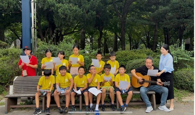 '2025 차세대동포 한국어 집중캠프'서 공연하는 도쿄 샘물학교 어린이들