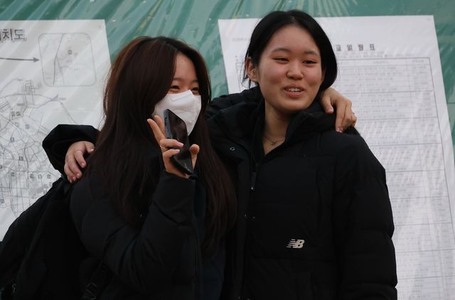 '수능 끝, 밝게 웃는 수험생'