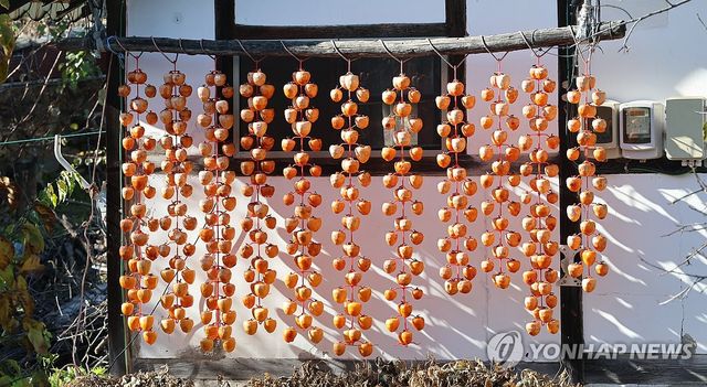 농가 처마 밑의 가을