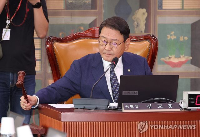 의사봉 두드리는 김교흥 위원장