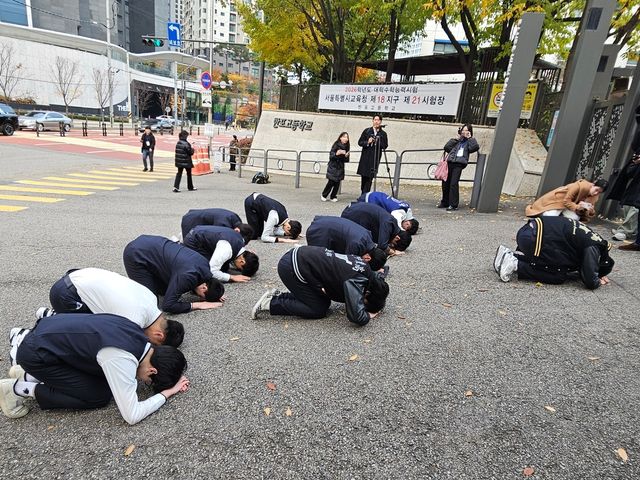 큰절하는 후배들